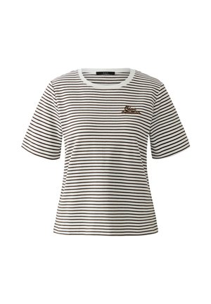 Wit T-shirt met korte mouwen, voorzien van dunne zwarte horizontale strepen en kleine bruine cursieve tekst op de linkerborst die "Ciao amorem" leest.