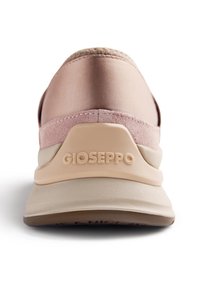 Vista posteriore di una sneakers Gioseppo rosa e beige con dettagli in suede e tessuto liscio su uno sfondo bianco.
