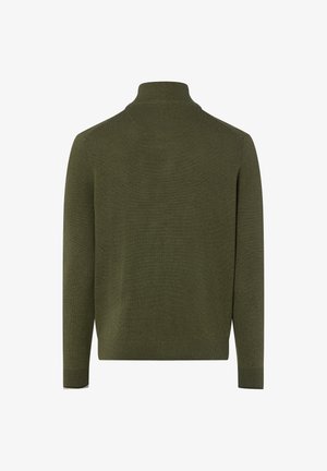 Donkergroene gebreide pullover trui met lange mouwen en een hoge, geribbelde kraag, gezien van achteren tegen een witte achtergrond.