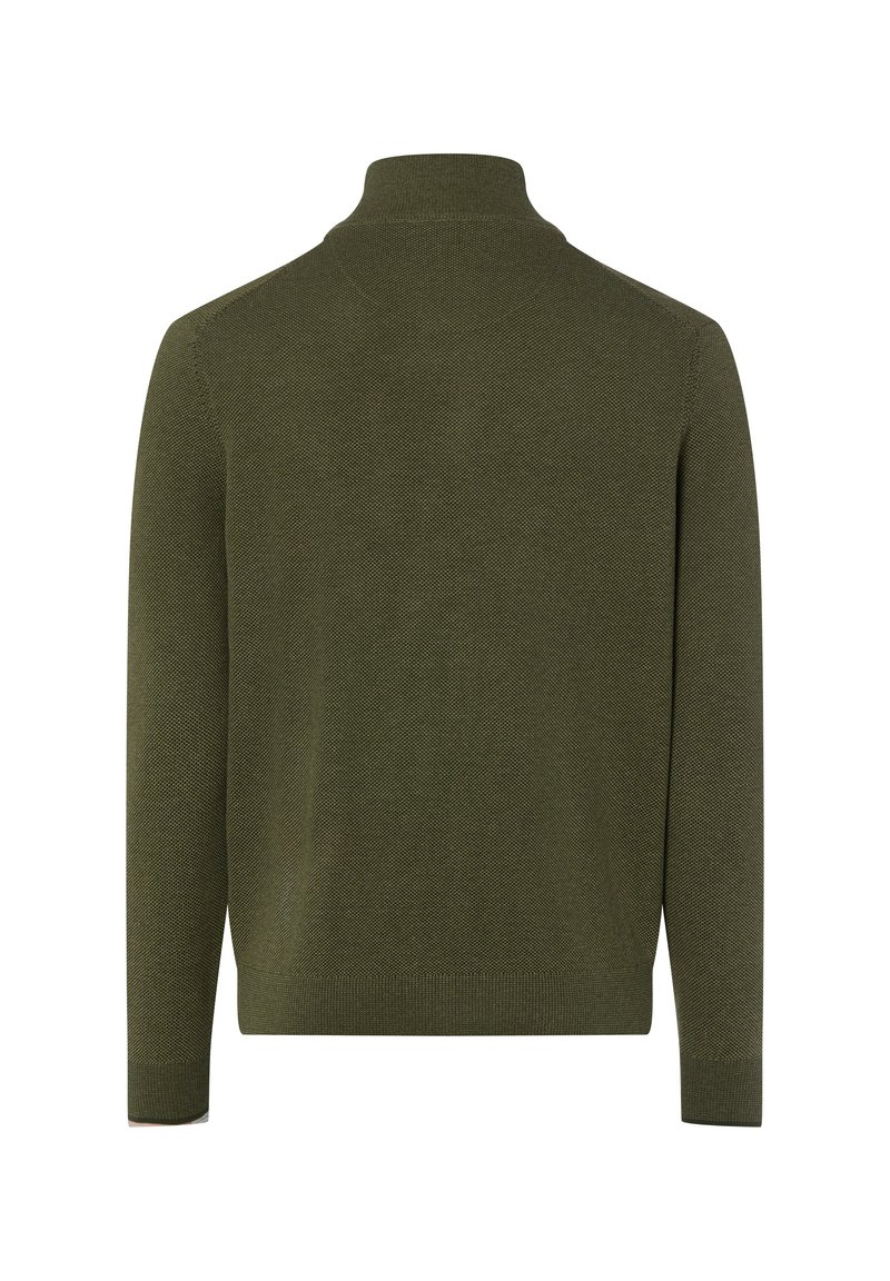 Donkergroene gebreide pullover trui met lange mouwen en een hoge, geribbelde kraag, gezien van achteren tegen een witte achtergrond.