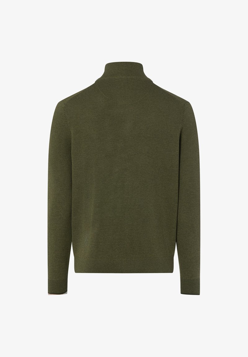 Donkergroene gebreide pullover trui met lange mouwen en een hoge, geribbelde kraag, gezien van achteren tegen een witte achtergrond.