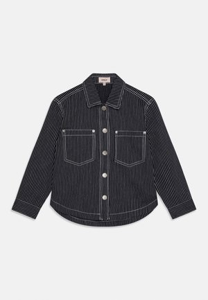 Czarna koszulowa kurtka z długim rękawem, białymi pionowymi paskami i dwoma kieszeniami na piersi na jasnym tle.