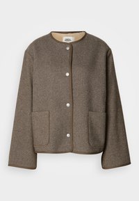 Brun vævet jakke med et struktureret herringbone-mønster, rund halsudskæring, knaplukning og to forlommer med kontrasterende kant.