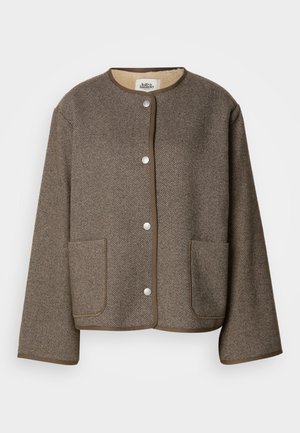 Brun flettet jakke med et strukturert herringbone-mønster, rund hals, knappelukking og to frontlommer med kontrastkant.