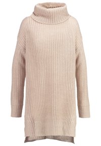 Beżowa, długa dzianinowa sukienka swetrowa z szerokim kołnierzem typu golf, długimi rękawami oraz prążkowanymi mankietami i dołem.
