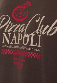 Gráfico de una porción de pizza roja sobre el texto "Pizza Club Napoli Auténtica Pizza Napolitana Artesanal" con un patrón de cuadros rojo y detalles de ubicación.