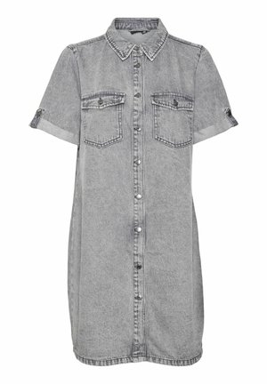 Īsām piedurknēm džinsa kleita gaiši pelēkā krāsā. Ar apkakli, pogu priekšpusi un divām krūšu kabatām ar atloku aizvēršanu. Mīksta tekstūra un ikdienišķs griezums.