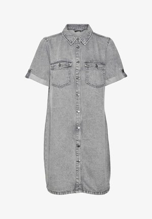 Kratka denim obleka s kratkimi rokavi v svetlo sivi barvi. Ima ovratnik, gumbe spredaj in dva žepa na prsih z zaponkami. Mehka tekstura in sproščen kroj.