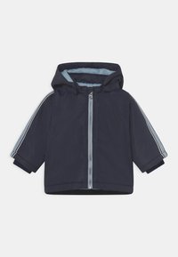 Giacca blu navy con cappuccio, zip frontale e rivestimento interno azzurro. Presenta righe azzurro e bianche sulle maniche.