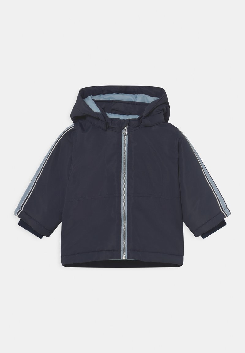 Giacca blu navy con cappuccio, zip frontale e rivestimento interno azzurro. Presenta righe azzurro e bianche sulle maniche.