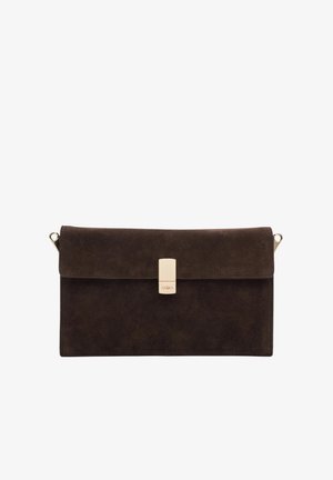 Dunkelbraune Wildleder-Clutch mit rechteckiger Form, goldfarbenem Verschluss in der Mitte und kleinen Metallringen an jeder Seite für einen Riemen.