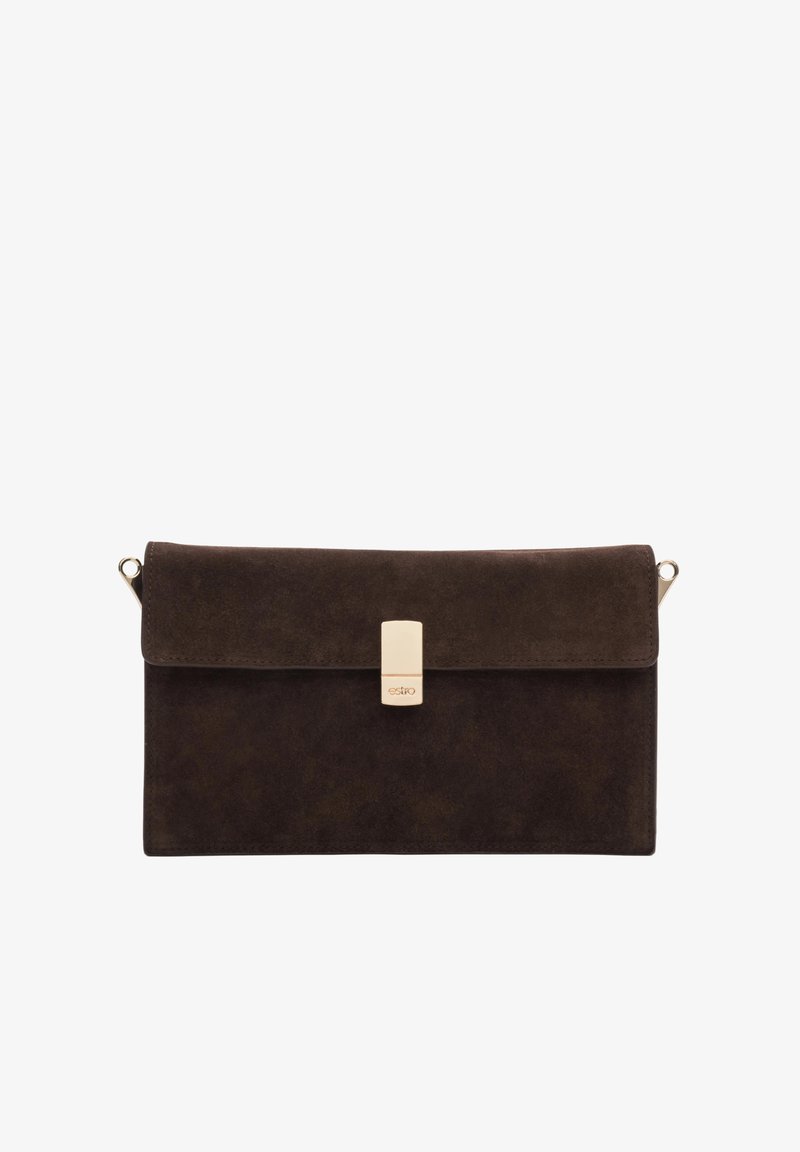 Donkerbruine suède clutch met rechthoekige vorm, goudkleurige sluiting in het midden, en kleine metalen ringetjes aan elke zijde voor een riem.