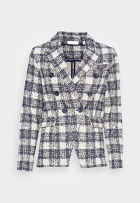 Blazer de doble botonadura en un patrón de cuadros azul marino y blanco. Presenta hombros estructurados, dos bolsillos frontales y acentos en botones azules.