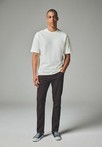 Next COMFORT STRETCH - Liibuvad teksad - dark brown
