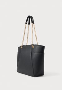 Μαύρη τσάντα ώμου από συνθετικό δέρμα με χρυσές αλυσίδες ως τιράντες, δομημένο σχήμα, διπλές πλευρικές τσέπες και λείο υλικό.