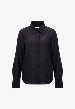 Sort langærmet knapbluse med blomsterbroderi og bred spids krave, vist på hvid baggrund.