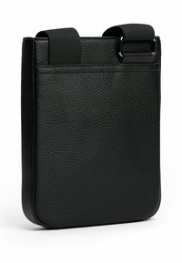 Bolso bandolera de cuero negro con una superficie texturizada, forma rectangular y correas ajustables. Diseño minimalista con un único compartimento frontal.
