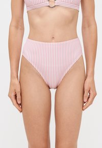 Costum de baie cu talie înaltă, de culoare roz deschis, decorat cu dungi verticale subțiri albe. Textură netedă, prevăzut cu un elastic la talie pentru o potrivire sigură.
