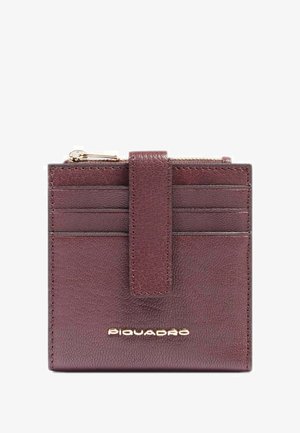 Portefeuille en cuir bordeaux avec un compartiment zippé, six emplacements pour cartes et une finition texturée. Logo doré embossé à l'avant.