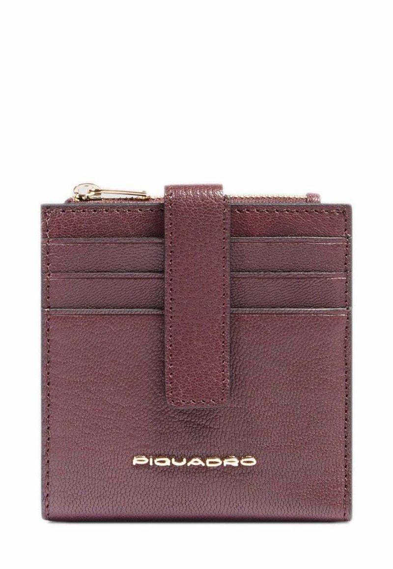 Portafoglio in pelle bordeaux con una tasca con zip, sei slot per carte e una finitura testurizzata. Logo dorato impresso sul davanti.