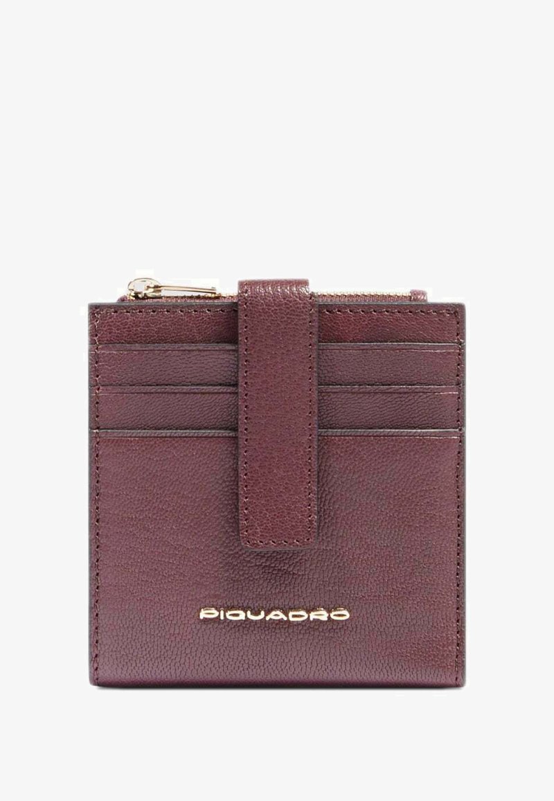 Portafoglio in pelle bordeaux con una tasca con zip, sei slot per carte e una finitura testurizzata. Logo dorato impresso sul davanti.
