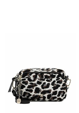 Sac bandoulière rectangulaire imprimé léopard avec poche zippée à l'avant, bandoulière noire ajustable, logo de la marque argenté et détails charms.