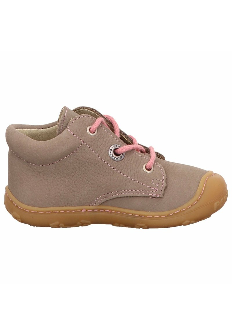 Scarpe di pelle rosa chiaro con punta arrotondata, lacci rosa e suola in gomma. Presentano dettagli di cucitura e un logo sul lato.
