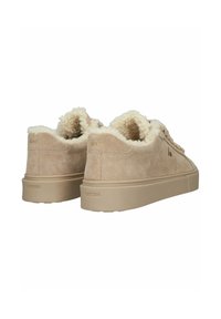 Béžové semišové tenisky s krémovým beránkem uvnitř, plochou gumovou podrážkou a logem "Blackstone" na patě a na boku.