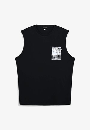 T-shirt senza maniche nera in cotone con una grande tasca grafica stampata che presenta un'immagine in bianco e nero e il testo "UN ALTRO GIORNO IN PARADISO."