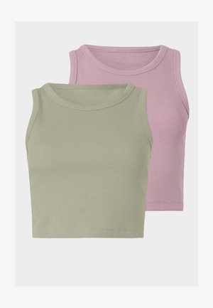 Dvě bezrukávové ribrové crop topy, jeden v světle zelené a druhý v světle růžové, které ukazují měkkou texturu a kulaté výstřihy.
