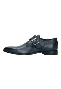 Leren nette schoen in donkerblauw met een gladde afwerking, een krokodillenpatroon op de bovenkant en een zilveren gesp als accent.