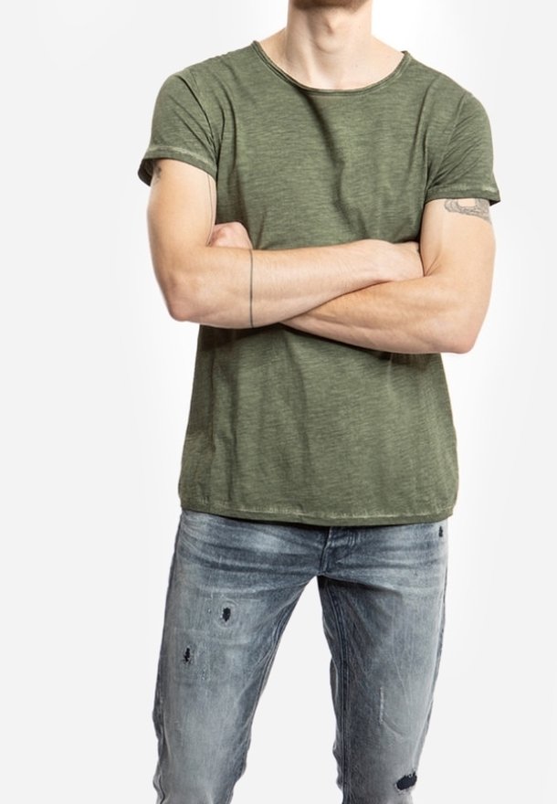 Olivengrøn kortærmet t-shirt med rund halsudskæring, der har en blød tekstur og en afslappet pasform, parret med slidte lyseblå jeans.