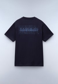 Krátké tričko s krátkými rukávy v námořnické modři, s texturovaným potiskem "NAPAPIJRI geographic" v světlejších tónech na zádech. Bavlněný materiál.