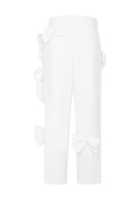 Witte trousers met een rechte snit, zijrimpels en grote strikken bij de taille en knieën, gemaakt van een gladde stof.