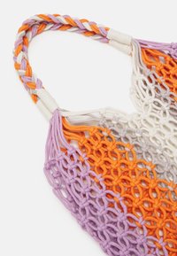 Sac à main au crochet avec une poignée tressée en fil orange, violet et crème, présentant un motif en maille et un design noué.