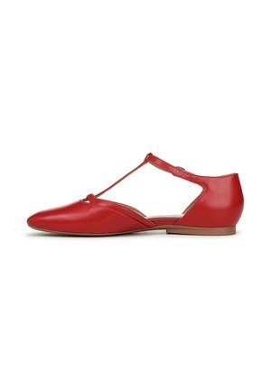 Chaussures plates en cuir rouge avec un bout pointu et un design à T, présentant des découpes et un petit talon. Texture lisse et quincaillerie minimale.