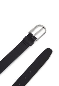 Cinturón de cuero negro con una hebilla rectangular de metal plateado. Superficie texturizada, bordes rectos, múltiples agujeros para ajustes.