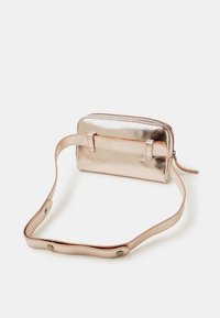 Borsa a tracolla in rosa metallico, forma rettangolare, texture liscia, chiusura con zip, tracolla regolabile con bottoni a scatto su entrambi i lati.