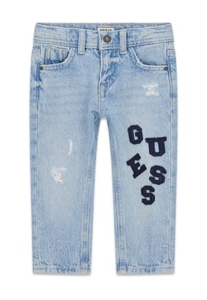 Hellblaue Jeans aus Denim mit Used-Look, Fronttaschen, Gürtelschlaufen und schwarzen Buchstaben "GUESS" am rechten Bein.