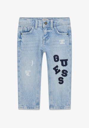 Hellblaue Jeans aus Denim mit Used-Look, Fronttaschen, Gürtelschlaufen und schwarzen Buchstaben "GUESS" am rechten Bein.