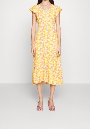 Robe midi jaune à fleurs avec des manches courtes à volants, décolleté en V et ourlet évasé ; présente des motifs de fleurs roses et violettes sur l'ensemble.