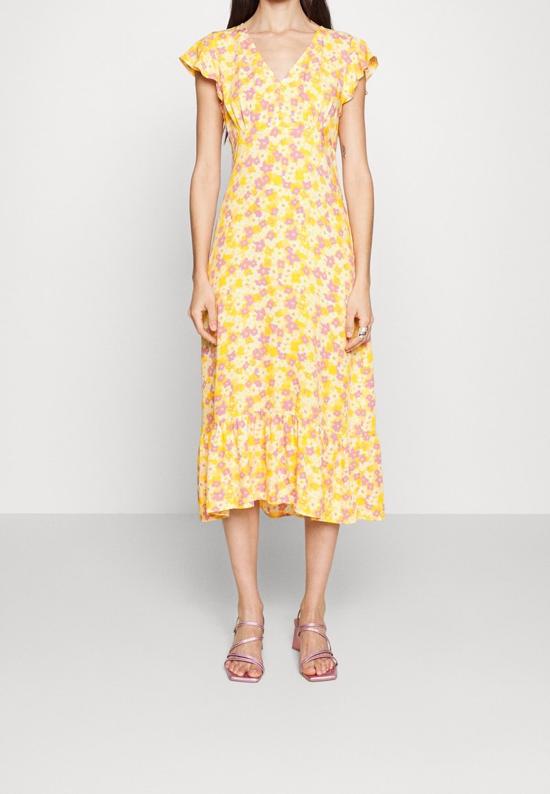 Robe midi jaune à fleurs avec des manches courtes à volants, décolleté en V et ourlet évasé ; présente des motifs de fleurs roses et violettes sur l'ensemble.