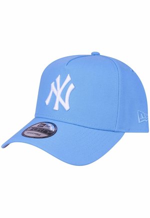 Lichtblauwe baseballcap van stof met een gebogen klep. Heeft een wit geborduurd New York Yankees-logo aan de voorkant.