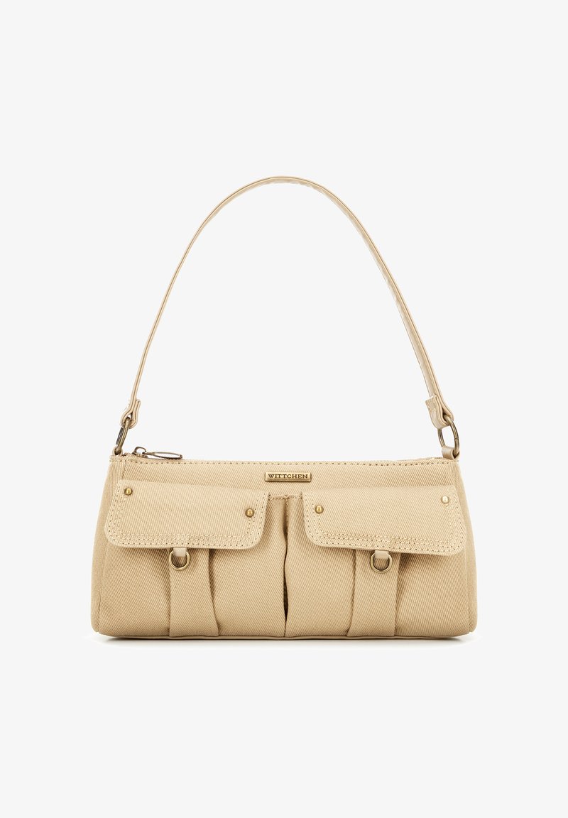Beige Canvas Schultertasche mit einem einzigen Tragegurt, ausgestattet mit zwei Fronttaschen, goldfarbener Hardware und einem Reißverschluss. Glatte Textur mit genähten Akzenten.