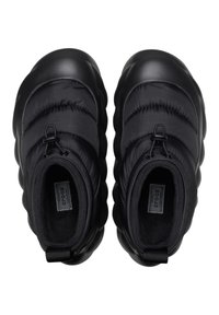 Zwarte gewatteerde schoenen met een ronde vorm, voorzien van een gestructureerd oppervlak, elastisch trekkoord en een voering voor extra comfort.