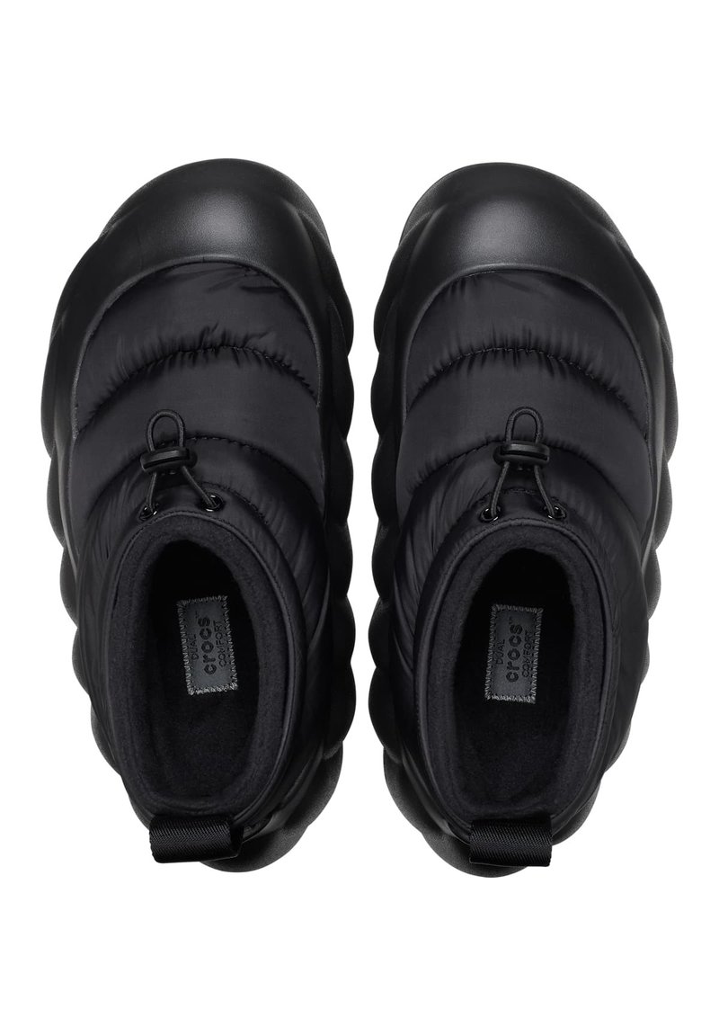 Zwarte gewatteerde schoenen met een ronde vorm, voorzien van een gestructureerd oppervlak, elastisch trekkoord en een voering voor extra comfort.