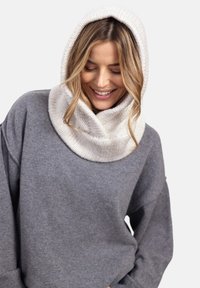 Szary sweter z dzianiny z miękkim kremowym kapturem. Kaptur swobodnie opada wokół szyi, posiadając fakturowany wzór.