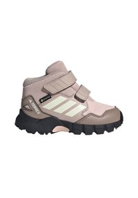Zapatillas deportivas rosa y gris con una parte superior de malla, correas de velcro, suela de goma texturizada y tres rayas blancas en el lateral.