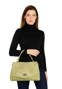 Borsa a tracolla verde in similpelle con un design strutturato, chiusura dorata e bottoni laterali. Ha una maniglia corta e una texture liscia.