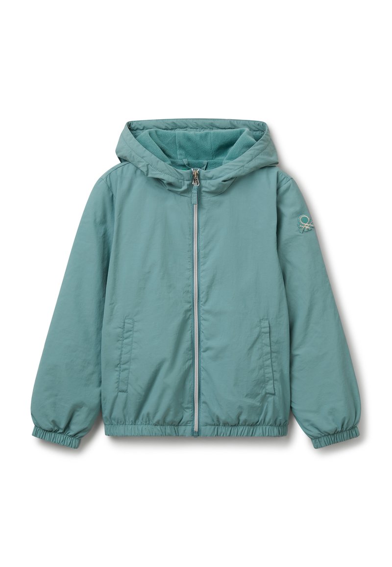 Tyrkysová bunda s kapucí a předním zipem, elastickými manžetami a lemem, dvěma bočními kapsami a vyšívaným logem na levém rukávu.